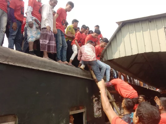 ময়মনসিংহে শেখ হাসিনার জনসভায় যোগ দিতে ট্রেনে চড়ে যাচ্ছেন হাজারো নেতা-কর্মী