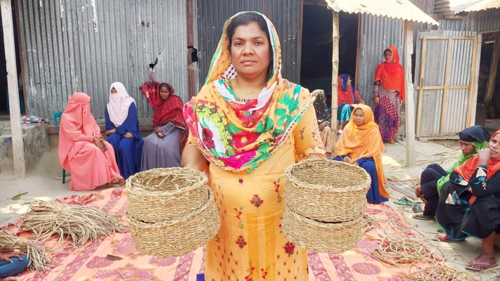 নিজের কারখানায় তৈরি হস্তশিল্প পণ্য হাতে জয়তুন খাতুন