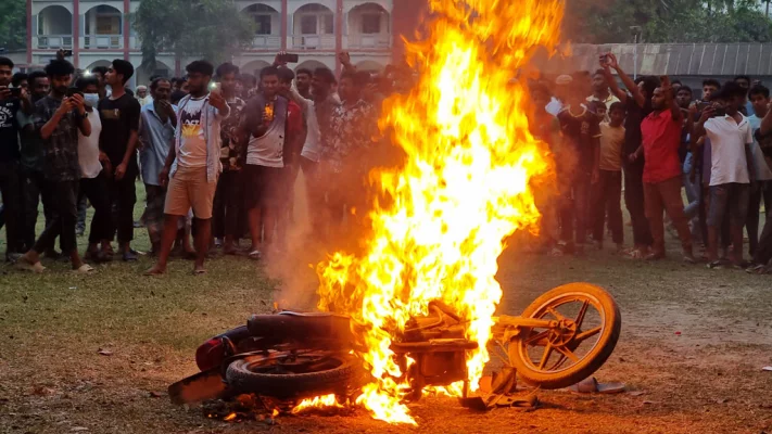 বিক্ষোভ চলাকালীন দুটি মোটরসাইকেলে আগুন ধরিয়ে দেন বিক্ষোভকারীরা