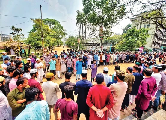 কবি নজরুল ইসলাম বিশ্ববিদ্যালয়ে সাহরির জন্য রান্না করা গরু মাংস সরিয়ে নেওয়ার প্রতিবাদে শিক্ষার্থীদের মানববন্ধন