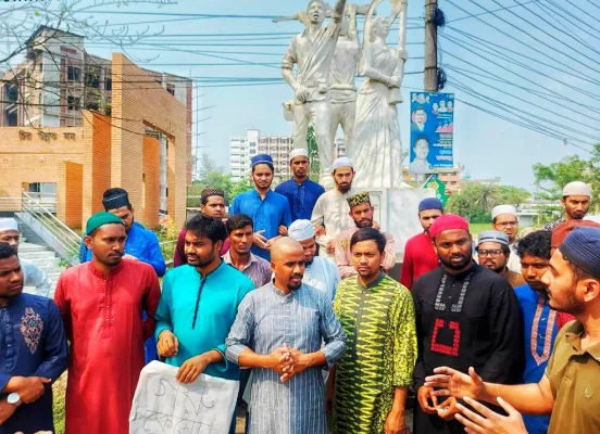 কবি নজরুল ইসলাম বিশ্ববিদ্যালয়ে সাহরির জন্য রান্না করা গরু মাংস সরিয়ে নেওয়ার প্রতিবাদে বিক্ষুব্ধ শিক্ষার্থীরা