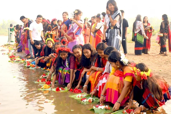 রীতি অনুযায়ী পুরোনো বছরের জরা-দুঃখ ভুলে নতুন বছরের মঙ্গল কামনায় গঙ্গা দেবী ও উপগুপ্ত বুদ্ধের উদ্দ্যেশে ফুল দিয়ে পূজা করে চাকমা তরুণ–তরুণীরা