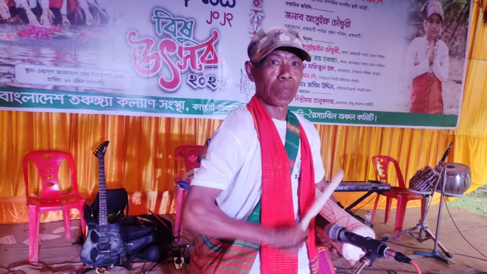 বিষু উৎসবে বাঁশের তৈরি পাহাড়ি বাদ্যযন্ত্র ‘ধুদুক’ বাজান প্রবীণ যন্ত্রশিল্পী সাচিঅং তনচংগ্যা