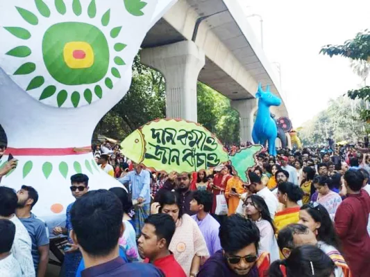 মঙ্গল শোভাযাত্রায় দ্রব্যমূল্যের ঊর্ধ্বগতি নিয়ে প্ল্যাকার্ড