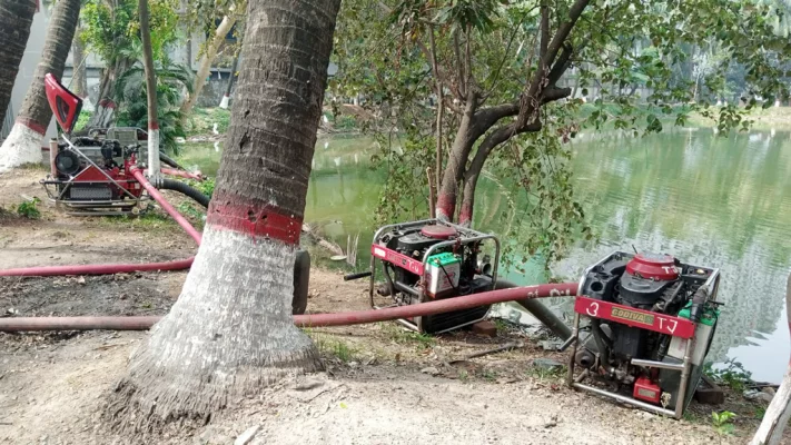 ঢাকা কলেজের পুকুর থেকে আগুন নেভাতে পানি নেওয়া হয়। ছবি: আজকের পত্রিকা