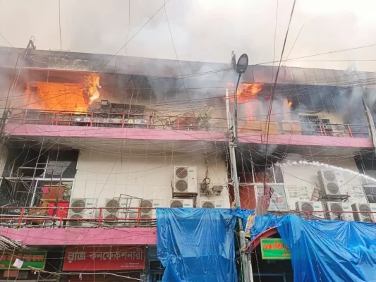 দাউ দাউ আগুনে পুড়ছে রাজধানীর নিউ সুপার মার্কেট। ছবি: আজকের পত্রিকা