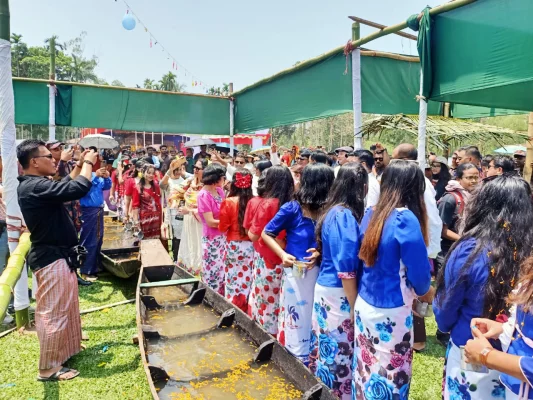 কাপ্তাইয়ে মারমা তরুণ–তরুণীদের জলকেলি খেলার প্রস্তুতি