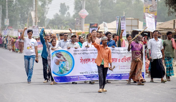 ভূমি উদ্ধার সংগ্রাম কমিটি, আদিবাসী-বাঙালি সংহতি পরিষদ ও সামাজিক সংগ্রাম পরিষদ বিক্ষোভ মিছিল ও প্রতিবাদ সমাবেশের আয়োজন করে। ছবি: আজকের পত্রিকা