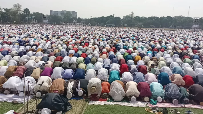 নির্বিঘ্নে নামাজ আদায়ের সব রকম ব্যবস্থা থাকায় ঈদগাহ মাঠে মুসল্লিদের ব্যাপক সমাগম ঘটে