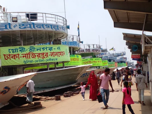 ঈদের ছুটি শেষ হলেও এখনো সদরঘাট লঞ্চ টার্মিনালে তেমন একটা ভিড় নেই যাত্রীদের। ছবি: আজকের পত্রিকা