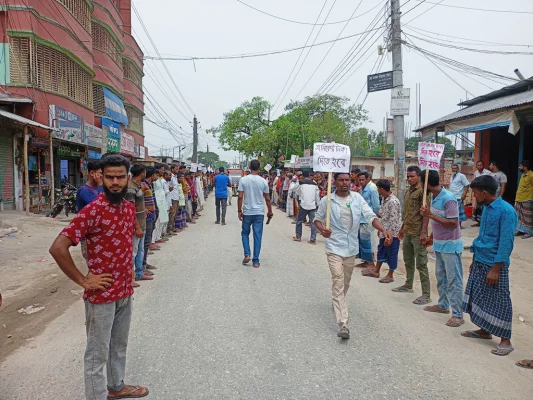 পাঁচ দফা দাবি আদায়ে মানববন্ধন করেন শ্রমিকেরা। ছবি: আজকের পত্রিকা