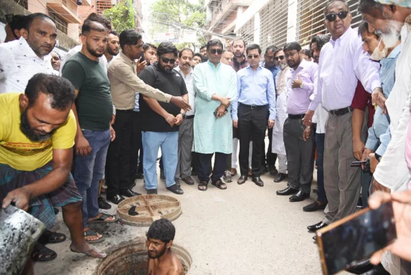 কলাবাগানের ভূতের গলি এলাকায় নর্দমা পরিষ্কার কার্যক্রম পরিদর্শন করেন মেয়র শেখ ফজলে নূর তাপস