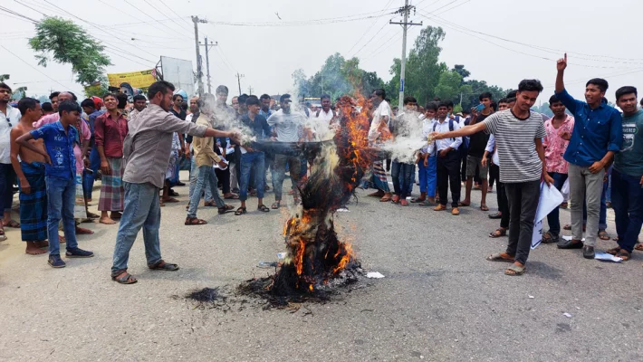 শেরপুরের সদর উপজেলার কুসুমহাটি এলাকায় জমশেদ আলী মেমোরিয়াল ডিগ্রি কলেজের অধ্যক্ষের অপসারণের দাবিতে করা অবরোধ