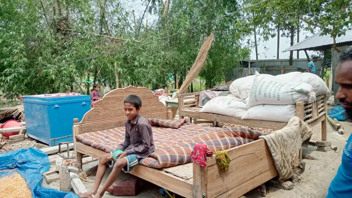 ঝড়ে ভেঙে পড়া ঘর। মঙ্গলবার দুপুরে কাউনিয়ার প্রাণনাথচর গ্রামে