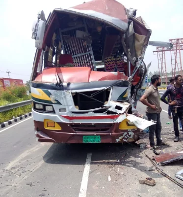 কাভার্ডভ্যানের পেছনে ধাক্কায় দেওয়ার পর দুমড়েমুচড়ে যায় যাত্রীবাহী বাস। ছবি: আজকের পত্রিকা