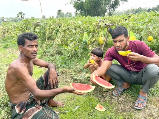 নওগাঁর ধামইরহাটে  কৃষক আজিজারের তরমুজ খেত। আজ সোমবার দুপুরে উপজেলার উমার ইউনিয়নের খয়ের বাড়ি থেকে তোলা 