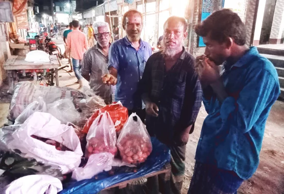 খেতেও সুমিষ্ট হওয়ায় ৮০ টাকায় এক কেজি লিচু কেনেন এক ক্রেতা