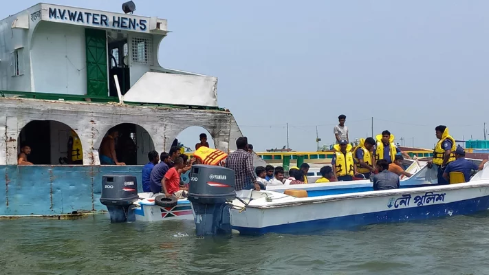 চাঁদপুরে আজ বৃহস্পতিবার ভোর থেকে নৌ পুলিশ অভিযান পরিচালনা করা। ছবি: আজকের পত্রিকা