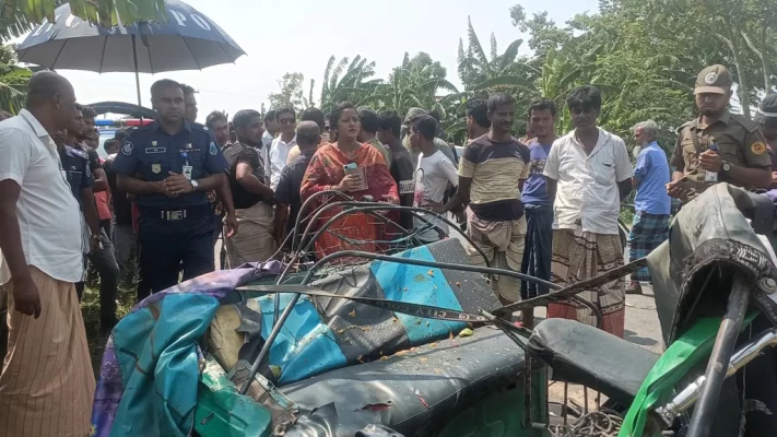 মহাদেবপুরে মহাসড়কের ট্রাকের চাপায় দুমড়ে-মুচড়ে যায় সিএনজি চালিত অটোরিকশা। ছবি: আজকের পত্রিকা