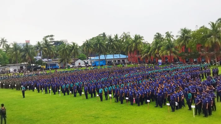 বরিশাল সিটি করপোরেশন নির্বাচনে আইনশৃঙ্খলা রক্ষাকারী বাহিনীর ৪ হাজার ৪৩৪ জন সদস্য দায়িত্ব পালন করবে। ছবি: আজকের পত্রিকা