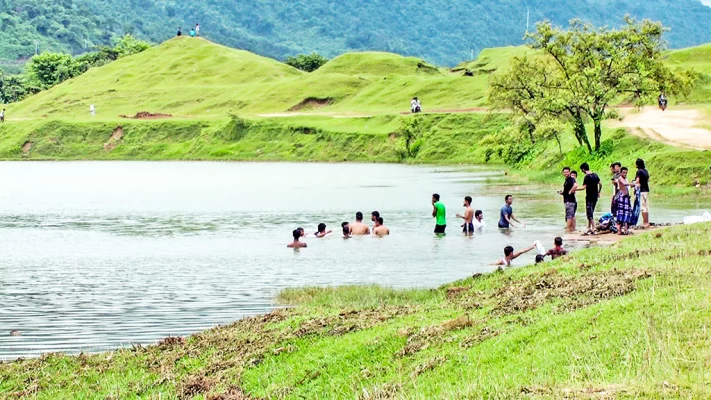 নীলাদ্রি বা শহীদ সিরাজ লেক।