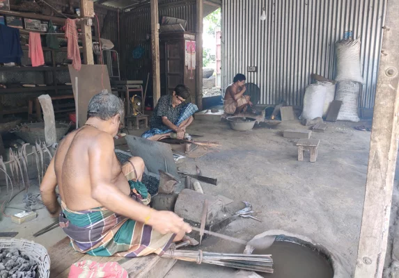 কর্মকারপট্টির একটি দোকানে কোরবানির সরঞ্জাম বানাচ্ছেন কারিগরেরা