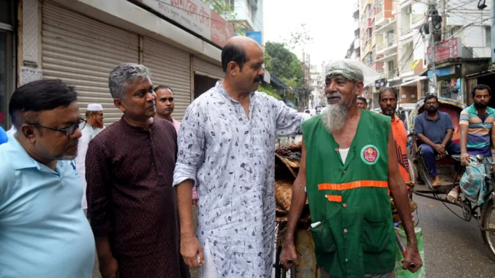 বর্জ্য পরিষ্কারের কাজে নিয়োজিত ব্যক্তিদের খোঁজখবর নিচ্ছেন মেয়র আতিক। ছবি: আজকের পত্রিকা