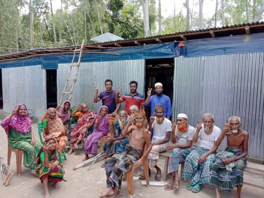  বৃদ্ধাশ্রমে আসে না স্বজন। নিজেরাই পরিবারের মতো আনন্দ ভাগাভাগি করেন বৃদ্ধ বাবা–মায়েরা