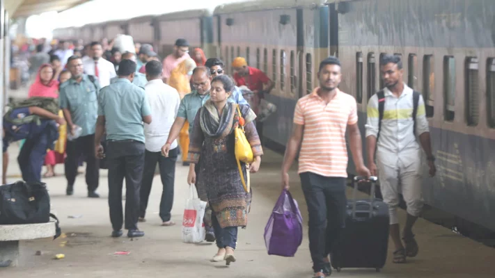 ঈদের ছুটি শেষে মানুষ ঢাকায় ফেরা শুরু করলেও এখনো অনেকেই ঢাকা ছাড়ছেন