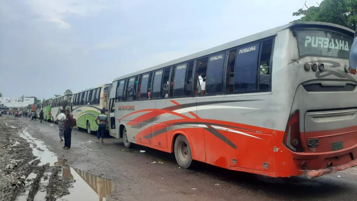 দৌলতদিয়ায় ঢাকা-খুলনা মহাসড়কের পুলিশ বক্স এলাকা থেকে তোলা। ছবি: আজকের পত্রিকা