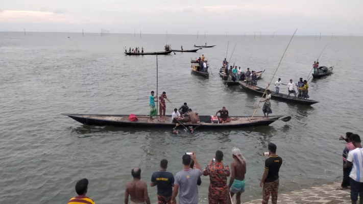 কিশোরগঞ্জের অষ্টগ্রামে হাওরে ডুবে যাওয়া পর্যটকের সন্ধান করছেন ফায়ার সার্ভিসের কর্মীরা। ছবি: আজকের পত্রিকা