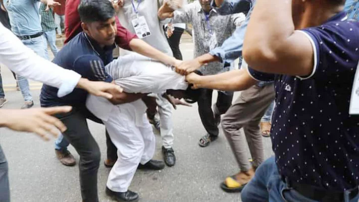 পুলিশের সামনেই হিরো আলমকে কিল-ঘুষি-লাথি মারেন নৌকার ব্যাজধারীরা। ছবি: আজকের পত্রিকা