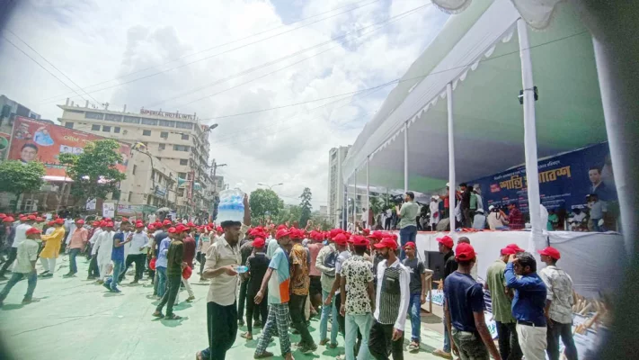 খণ্ড খণ্ড মিছিল নিয়ে আওয়ামী লীগ, বিভিন্ন অঙ্গ-সহযোগী ও ভ্রাতৃপ্রতিম সংগঠনগুলোর নেতা-কর্মীরা সমাবেশস্থলে আসছেন