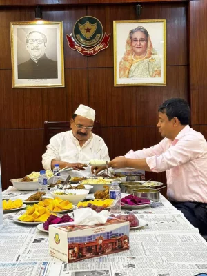 বিরিয়ানি, মাংস ও কয়েক পদের ফল খাওয়ানো হয় গয়েশ্বরকে। ছবি: সংগৃহীত