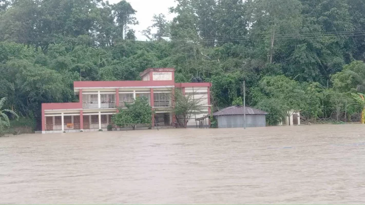 বিদ্যালয়ে উঠেছে পানি। বন্ধ রয়েছে শিক্ষা কার্যক্রম। ছবি: আজকের পত্রিকা