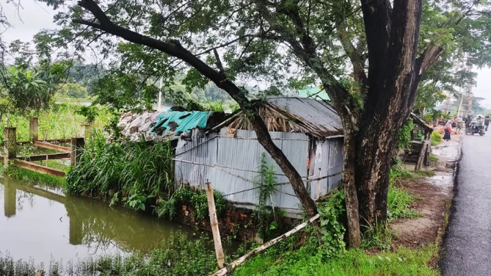 তালায় সড়কের পাশের এই ঘরেই সাইকেল মেকানিকের কাজ করতেন শরিফুল। ছবি: আজকের পত্রিকা