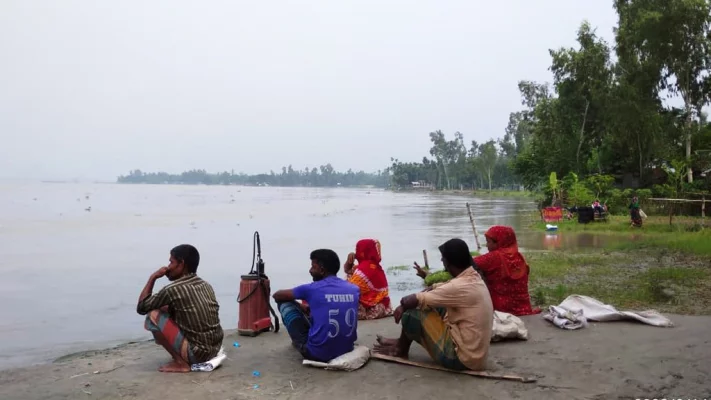 রাজারহাট উপজেলার বিদ্যানন্দ ইউনিয়নে বাড়ছে তিস্তার পানি। ছবি: আজকের পত্রিকা