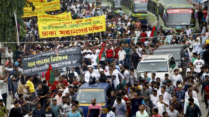 বিভিন্ন সড়ক প্রদক্ষিণ করে দয়াগঞ্জ মোড়ে গিয়ে শেষ হয় গণমিছিল। ছবি: আজকের পত্রিকা