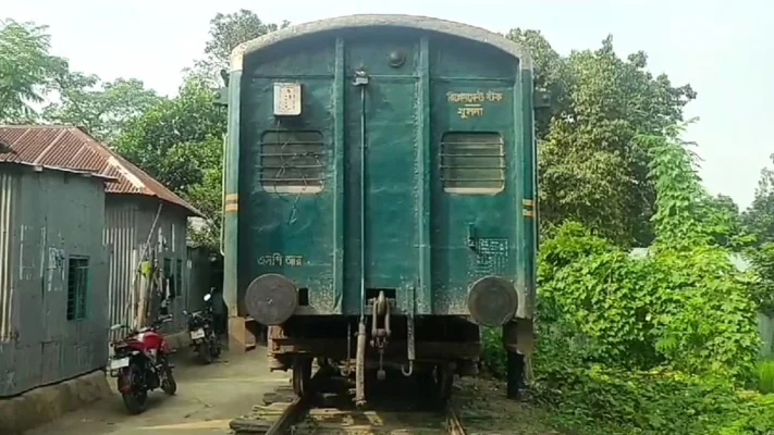 রাজবাড়ীতে নকশিকাঁথা মেইল ট্রেনের বগি লাইনচ্যুত