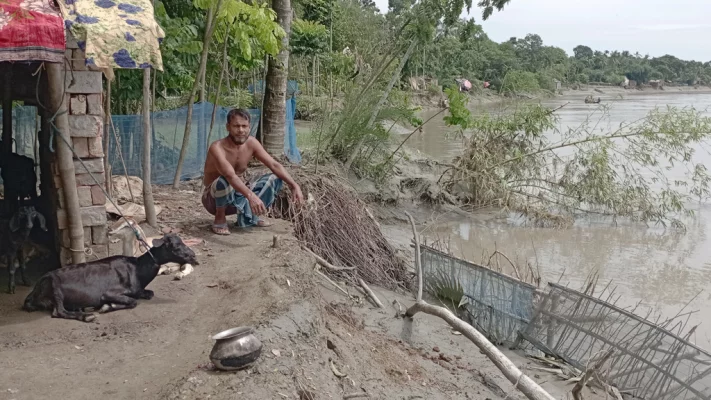 কপোতাক্ষ নদে ভাঙনে ঘরবাড়ি ভেসে যাওয়ায় নিঃস্ব হয়ে গেছে মানুষ। ছবি: আজকের পত্রিকা