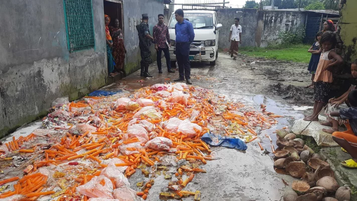 বাগেরহাট শহরের নাগের বাজার এলাকায় বিপুল পরিমাণ ভেজাল আইসক্রিম গাড়িচাপায় পিষে নষ্ট করা হয়