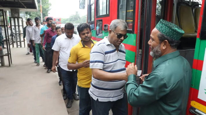 টিকিট কেটে বাসে উঠছেন যাত্রীরা