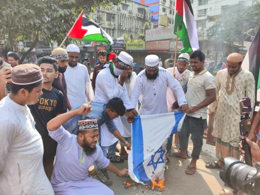 বিক্ষুব্ধ মুসল্লিরা ইসরায়েলের পতাকা পুড়িয়ে প্রতিবাদ জানান। ছবি: আজকের পত্রিকা