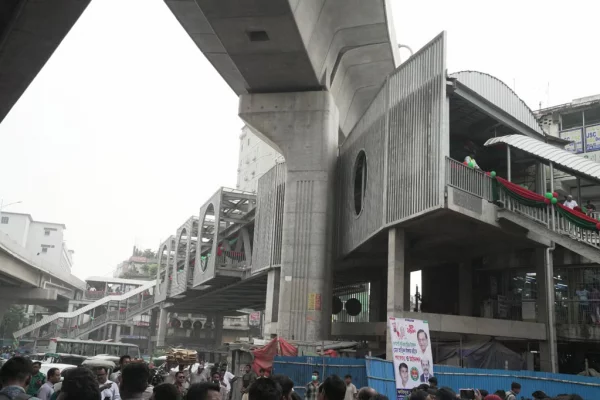 ফার্মগেটের ফুটওভার ব্রিজ সাধারণ মানুষের চলাচলের জন্য উন্মুক্ত। ছবি: সংগৃহীত 