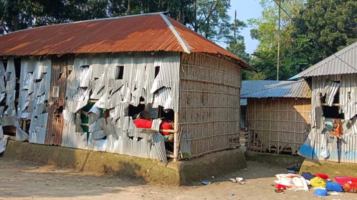 ঘটনার পর উভয় পক্ষের লোকজন অন্তত ৩০টি বাড়িতে ভাঙচুর চালায়।