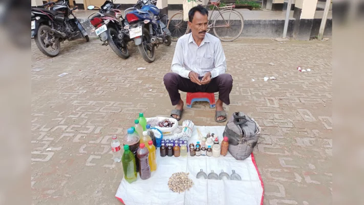 দাঁতের চিকিৎসা সামগ্রী নিয়ে বসে আছেন মনতুস সাহা। ছবি: আজকের পত্রিকা