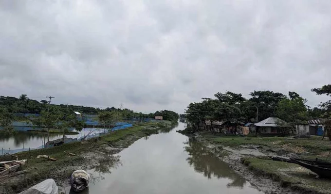 বঙ্গোপসাগরের সৃষ্ট প্রবল ঘূর্ণিঝড় হামুনের প্রভাবে বাগেরহাটে গুমোট আবহাওয়া বিরাজ করছে