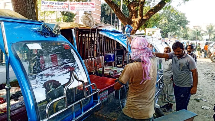  নিবন্ধিত ইজিবাইকে নীল রং করার কাজ চলছে