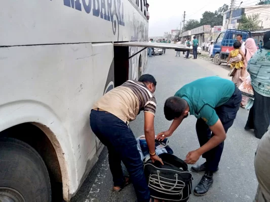 যাত্রাবাড়ীতে চেকপোস্ট বসিয়ে পুলিশের তল্লাশি