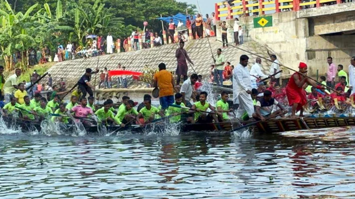 বিল বাঘিয়ায় নৌকাবাইচ